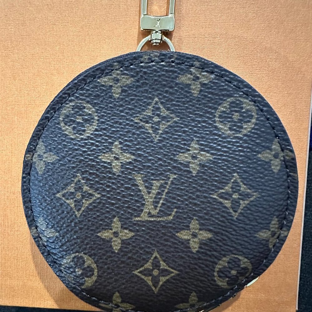 Authentic Louis Vuitton Multi Pochette Accessoires round coin purse